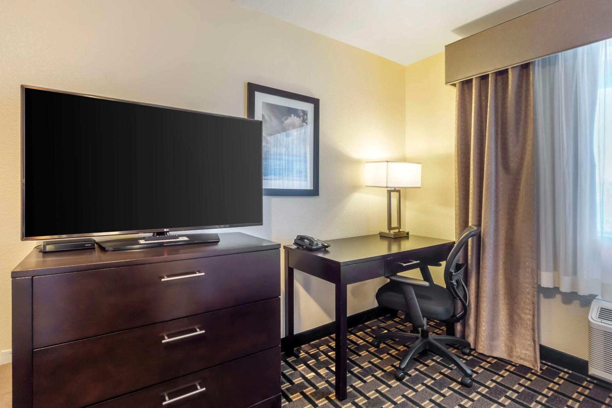 Best Western Plus Edmonds Harbor Inn מראה חיצוני תמונה