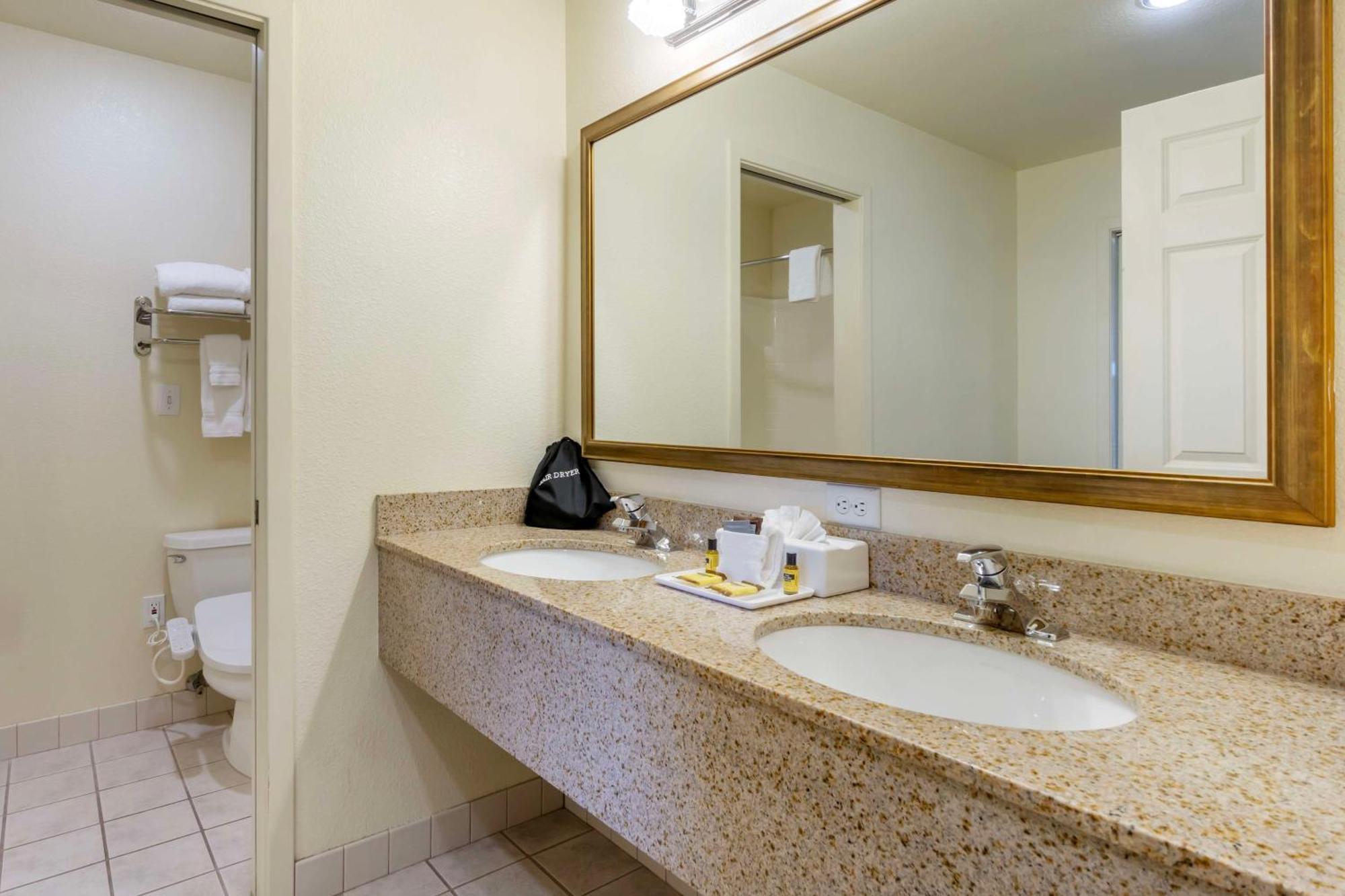 Best Western Plus Edmonds Harbor Inn מראה חיצוני תמונה